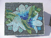 Doboz virág mozaik mitával